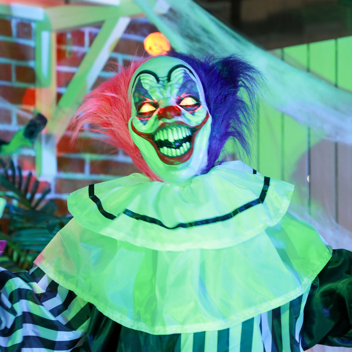 HOMCOM Halloween Clown Animatronic Prop with Glowing Red Eyes, Sounds & Motion